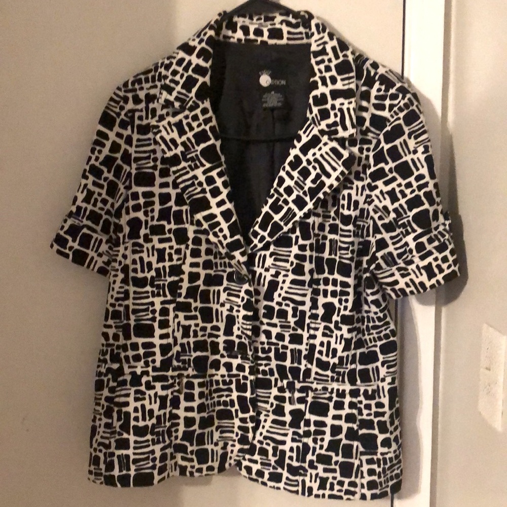 Beautiful FIRST OPTION short sleeve black/white print blazer🧥SZ Medium